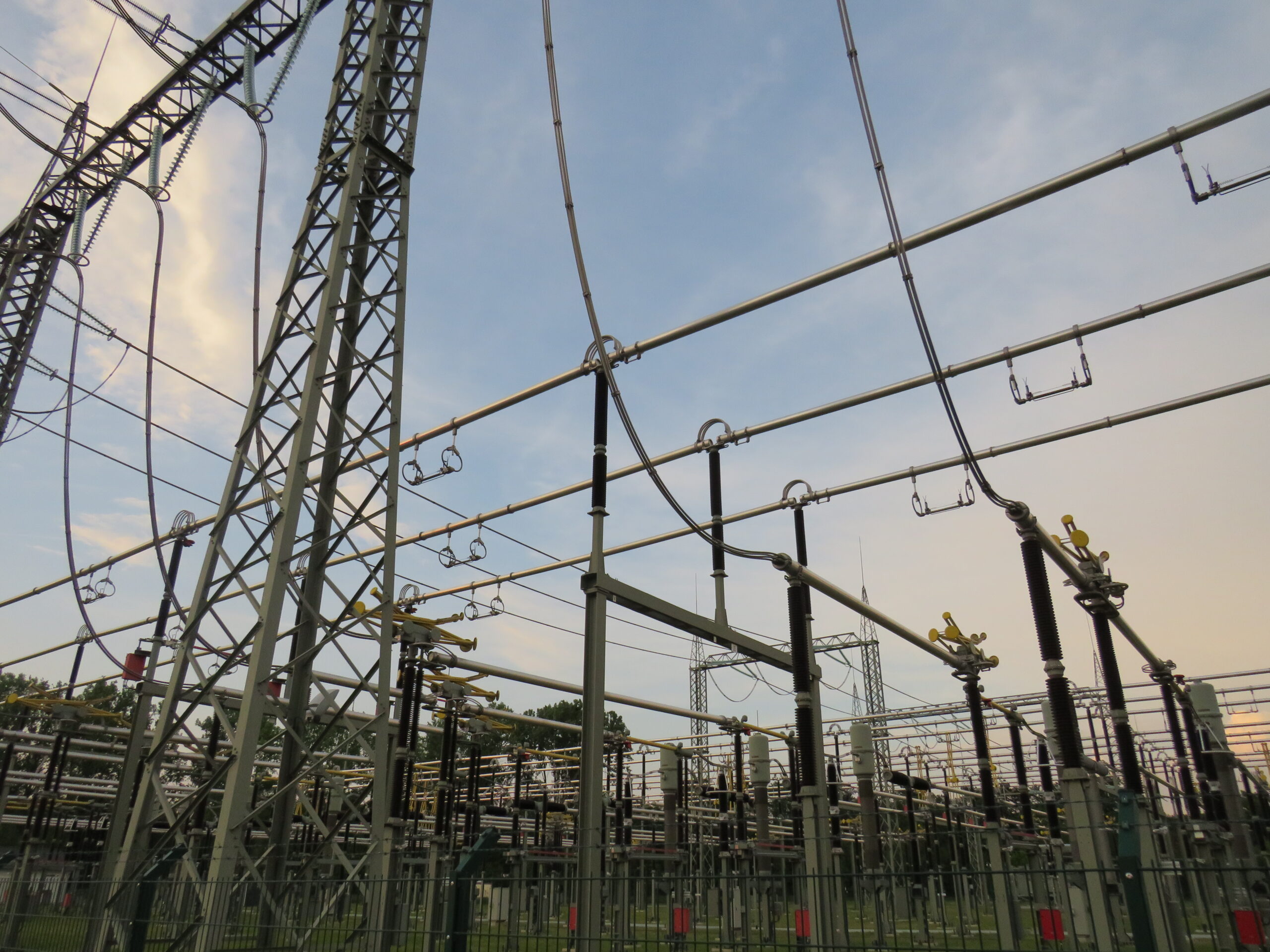 Latham and Paul Weiss score lead roles as Apollo injects €3.2bn into RWE joint venture